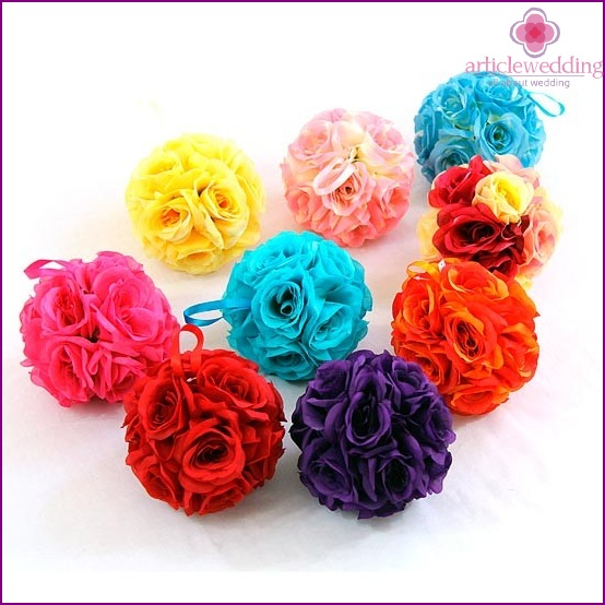 Balls made of artificial flowers