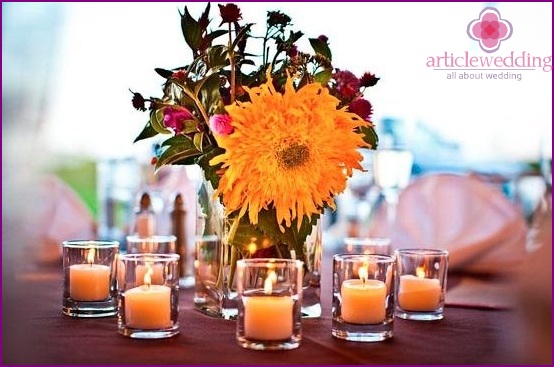 Anordnung von Blumen und Kerzen für den Tisch