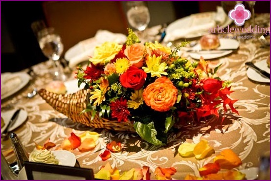 Blumenstrauß für einen Tisch in einem Weidenkorb
