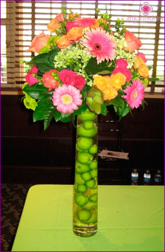 Bouquet of flowers with fruits