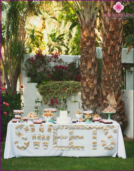 Letras com franjas para casamento