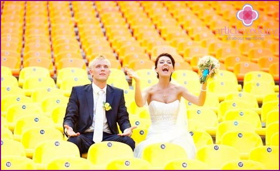 Newlyweds as fans