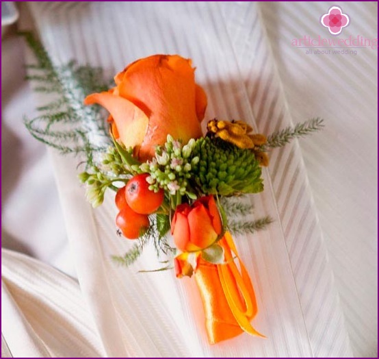Autumn boutonniere for the groom