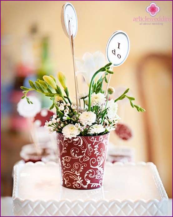 Blumen für den Hochzeitstisch