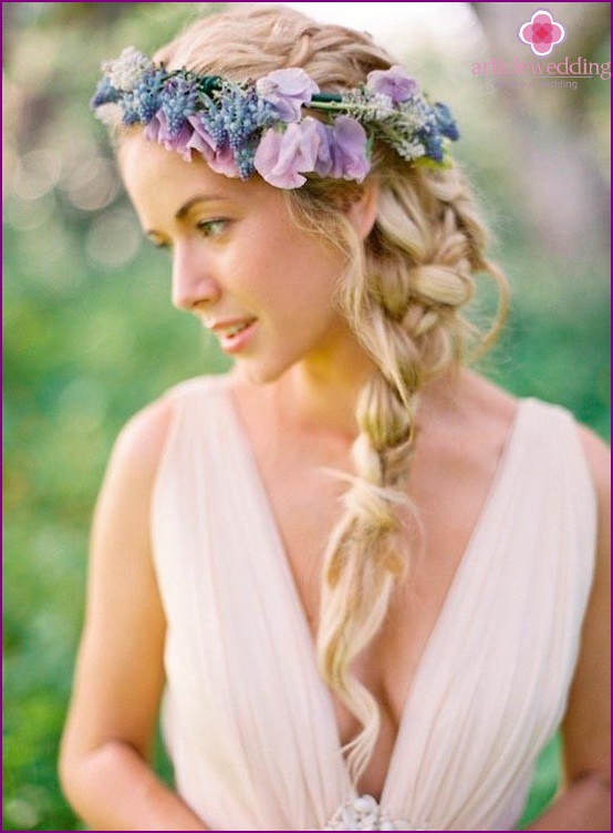 Wreath of lilac-violet flowers and berries