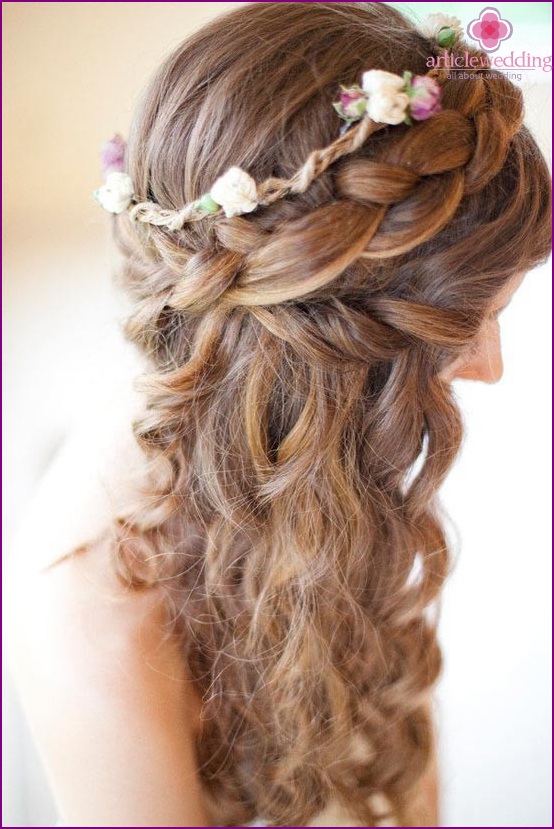 Wedding hairstyles with braids: incomparable and elegant!