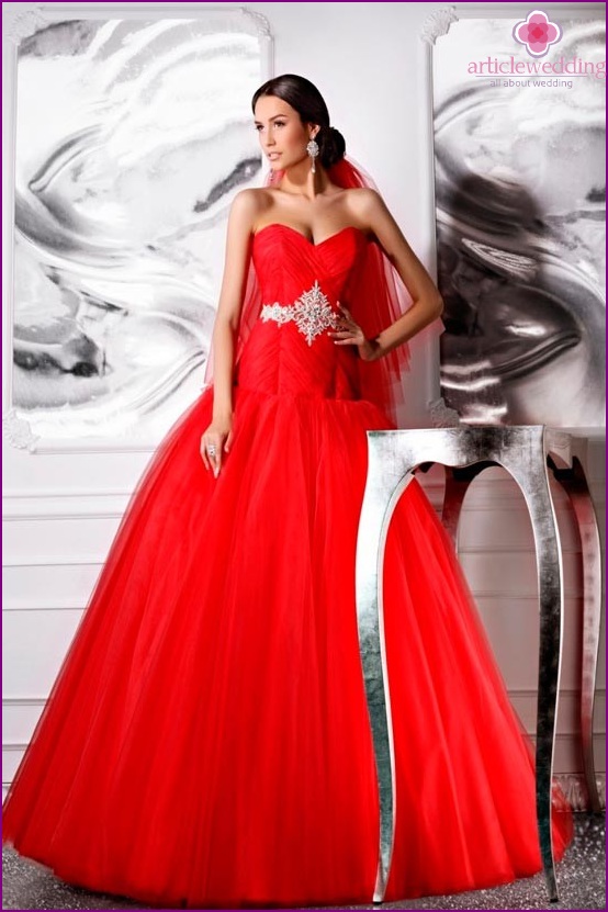 A magnificent red dress for a wedding