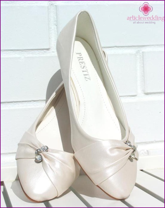 Wedding flats with brooch