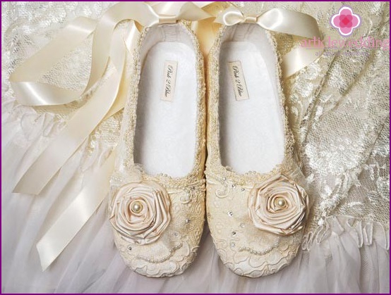 Gentle ballet shoes for the wedding