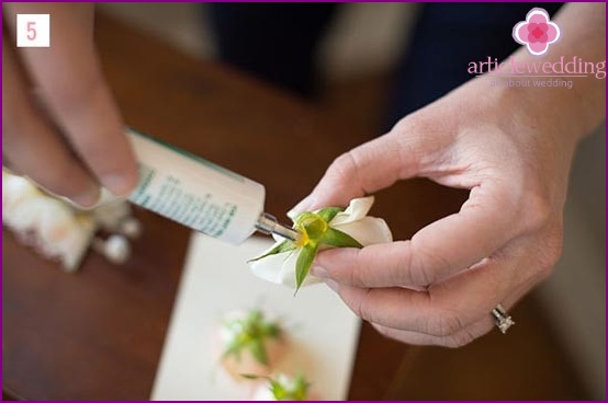 Pingando uma gota de cola em uma rosa