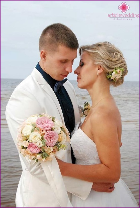 Flower hairpin in hair