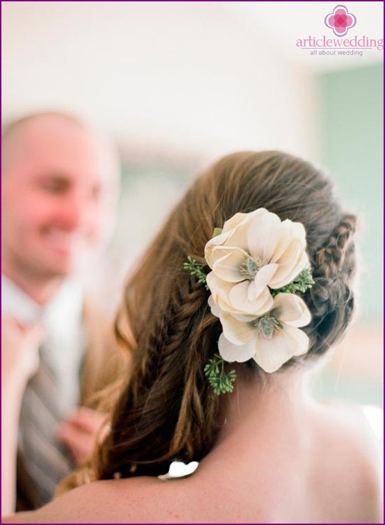 Flower hairpin combined with braids