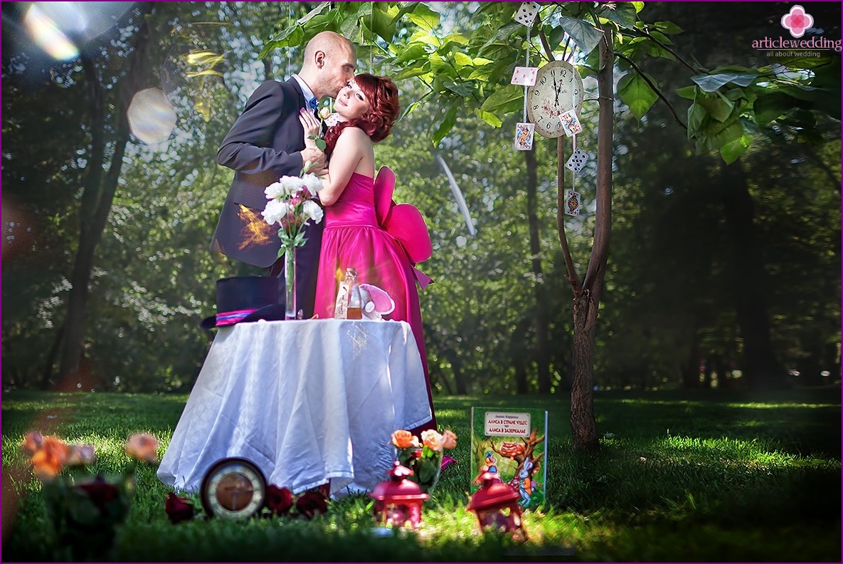 Fotoshooting zum Hochzeitstag von Alice im Wunderland