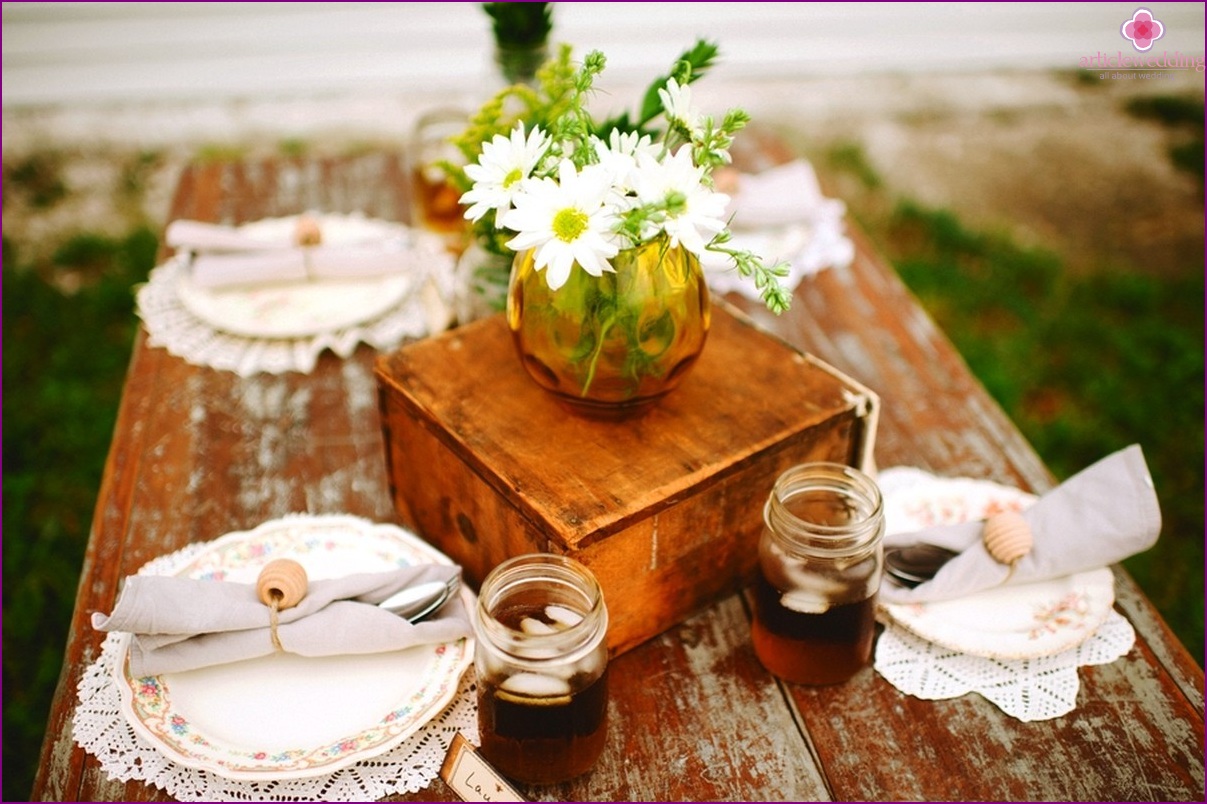 Wedding decoration in the theme of honey