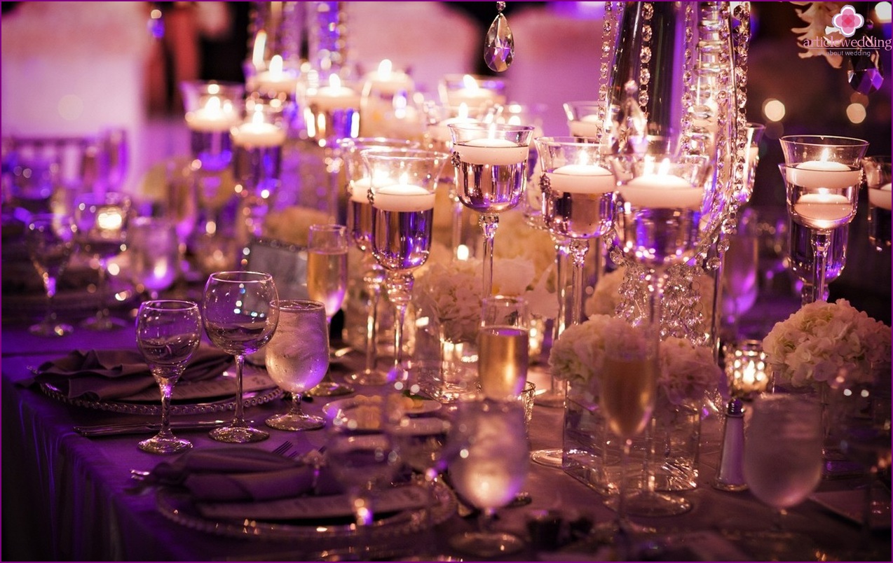 Candele galleggianti per l'illuminazione di una festa di matrimonio