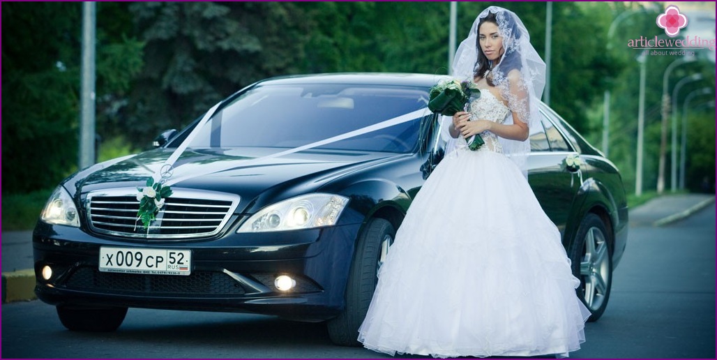 Schwarzes Auto für eine Hochzeit