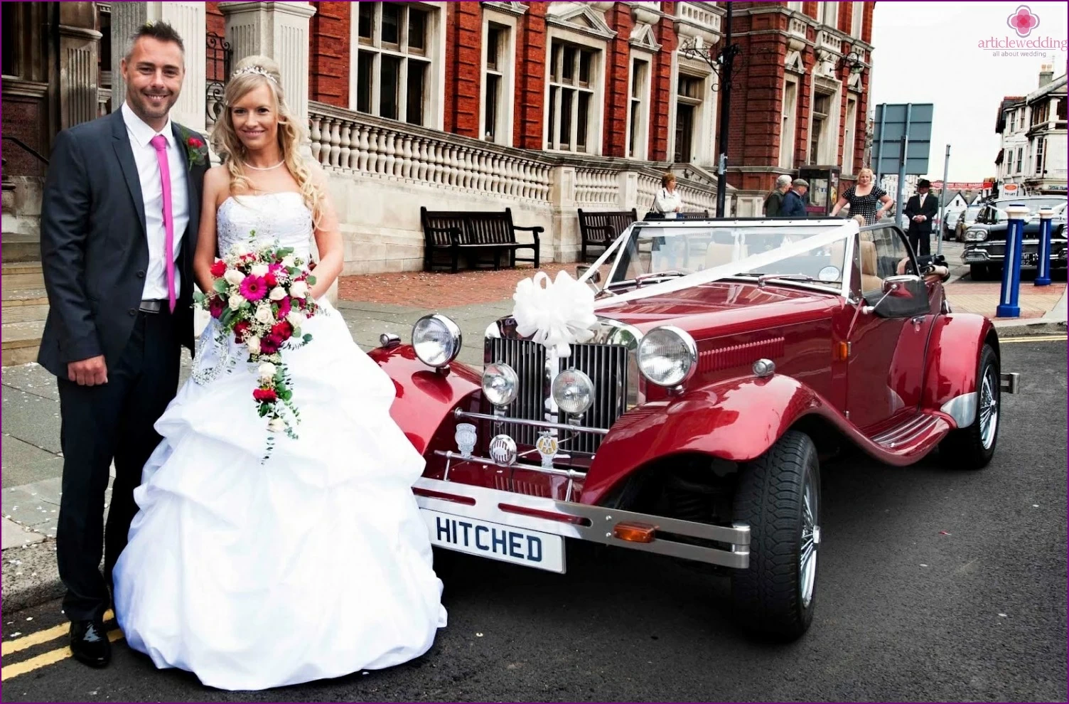 Auto rojo para una boda