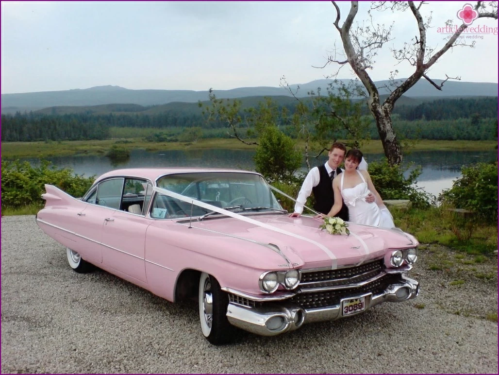 Carros cor de rosa para um casamento