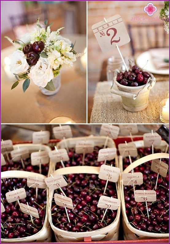 Cerises dans un décor de mariage