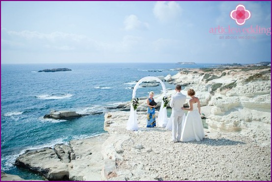 Ceremonia de boda a la orilla del mar