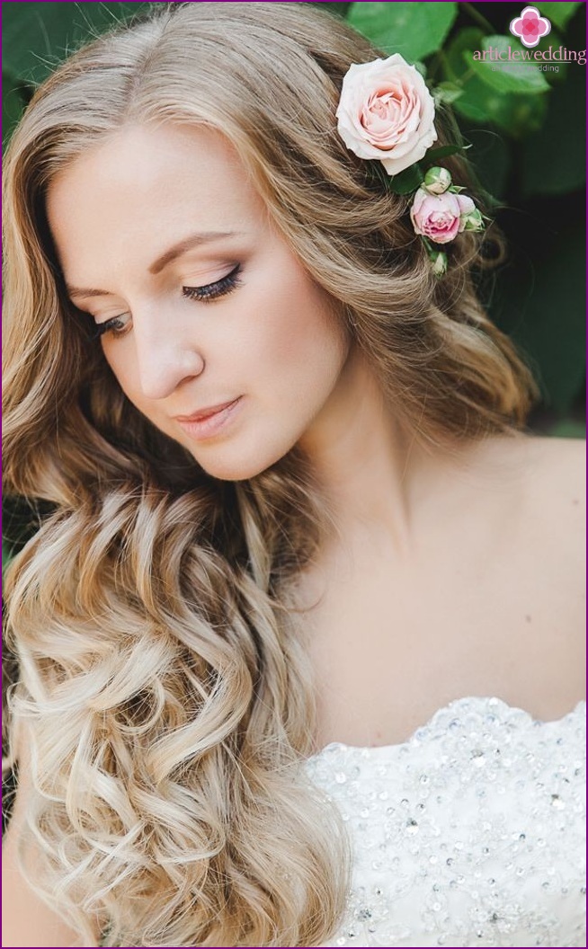 Wedding hairstyle with roses