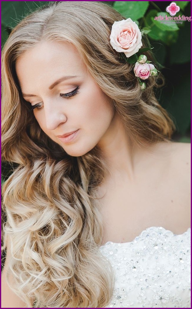 Flowers in the hairstyle of the bride