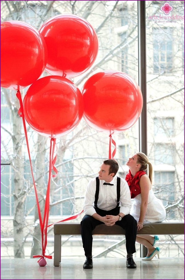 Red balloons at a wedding