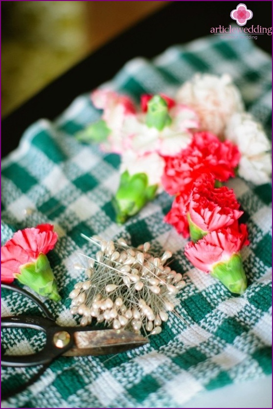 Cut the stems of carnations