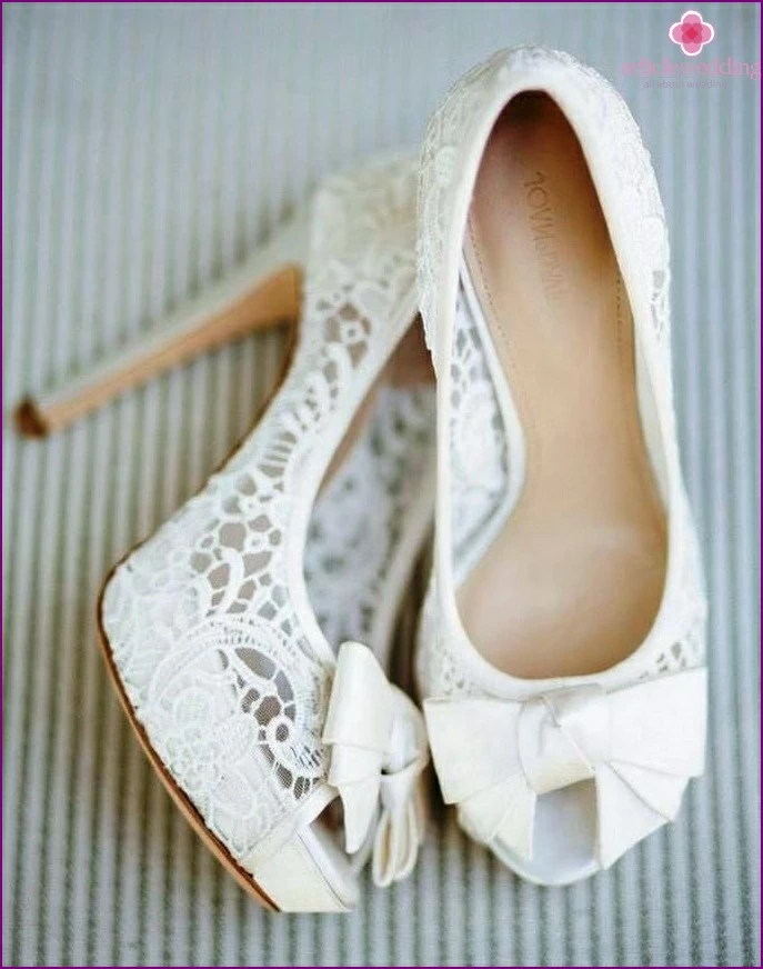 Fabric shoes with lace