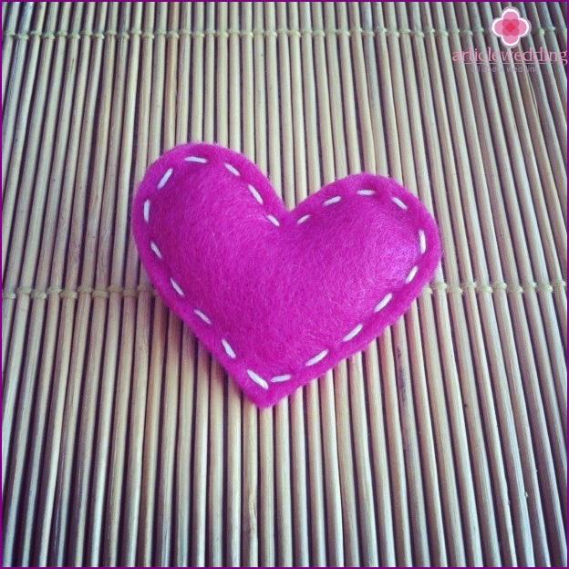 Broche en forme de coeur violet