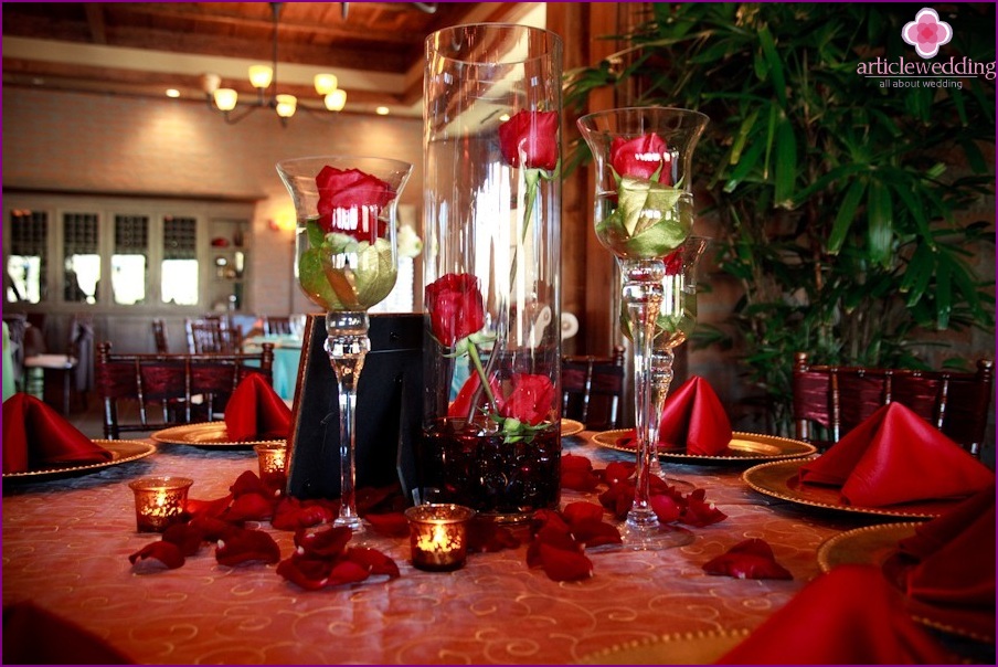 Tavoli decorati nello stile del Moulin Rouge