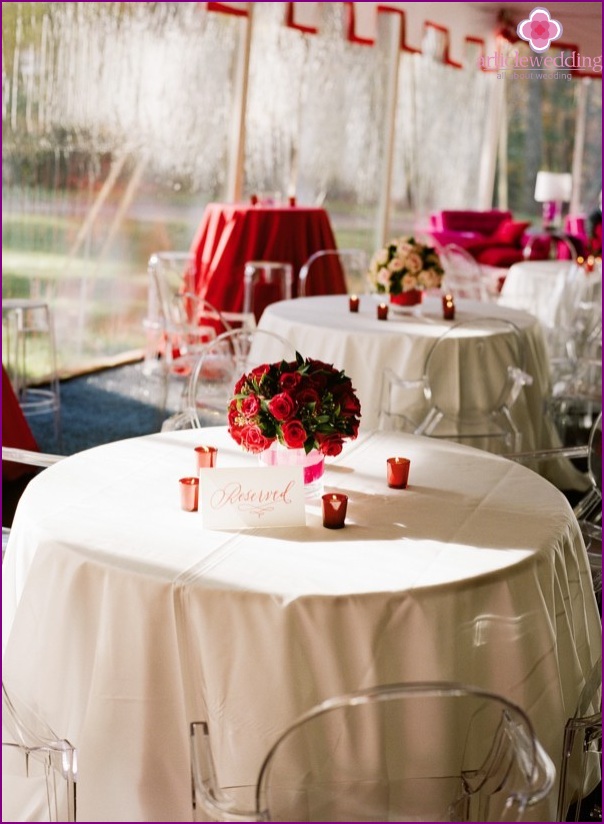 Vörös és fehér asztal dekoráció