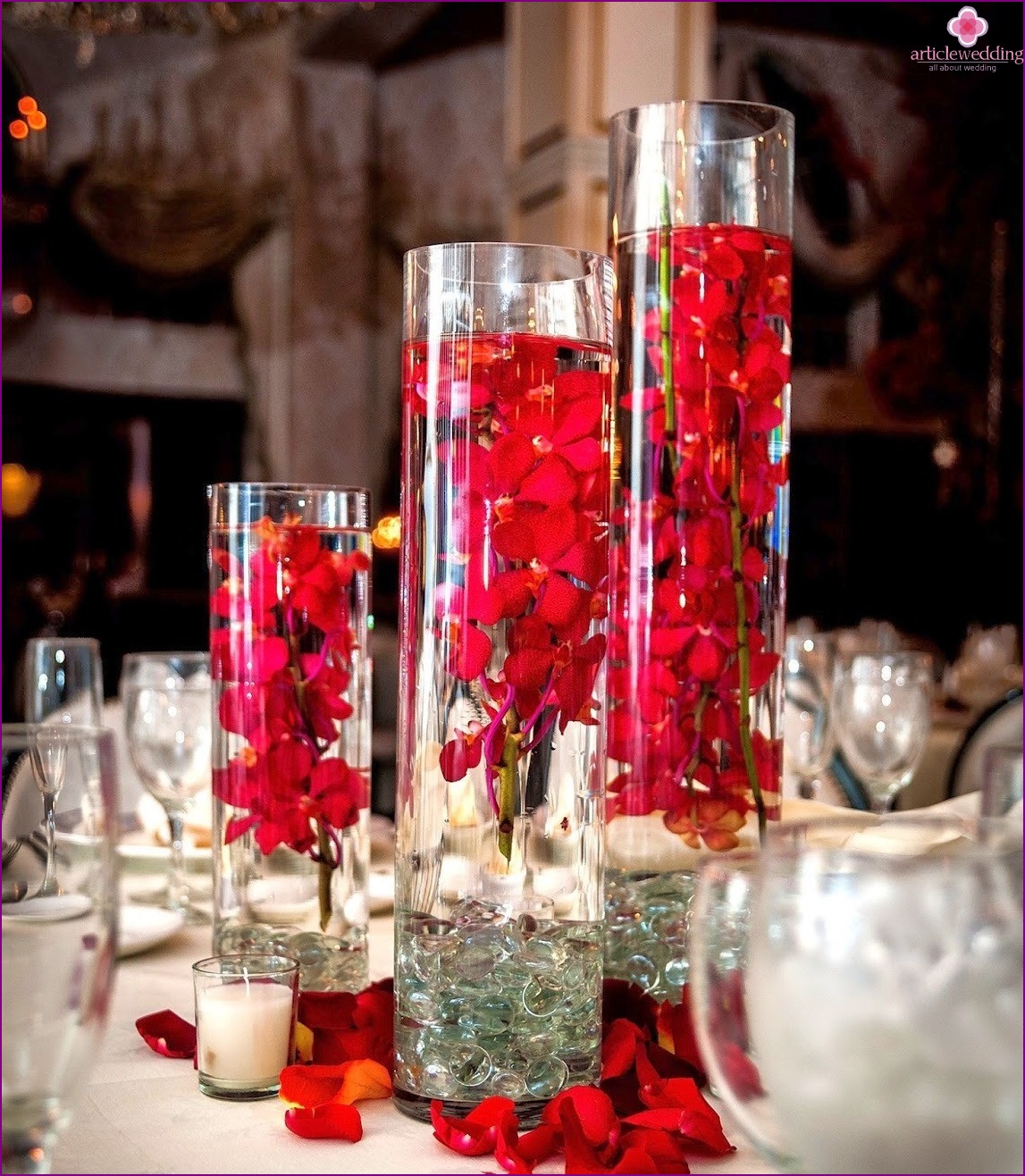 Decoración de mesa blanca y roja