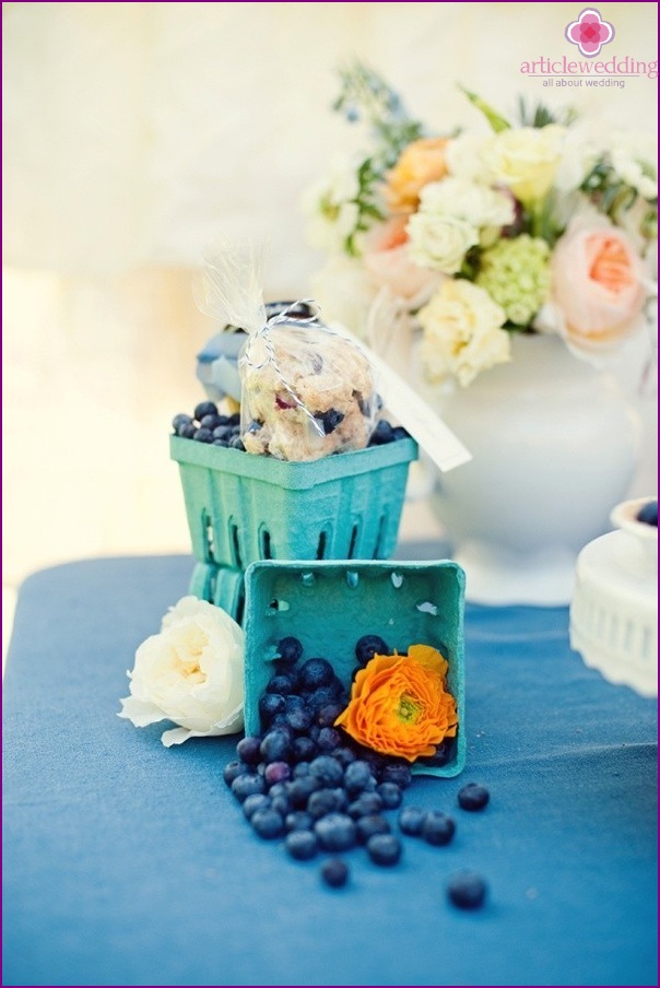 Décor de table avec des bleuets et des fleurs