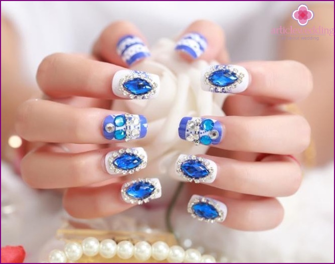 Bright manicure with crystals