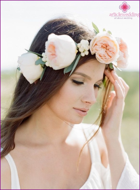 Coiffure de mariage avec des fleurs fraîches