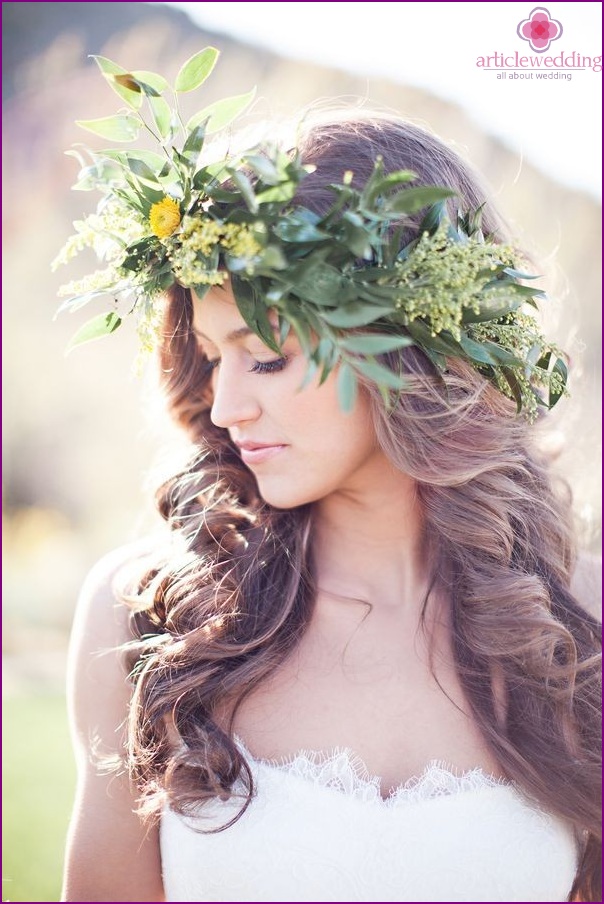 Ghirlanda in un taglio di capelli da sposa