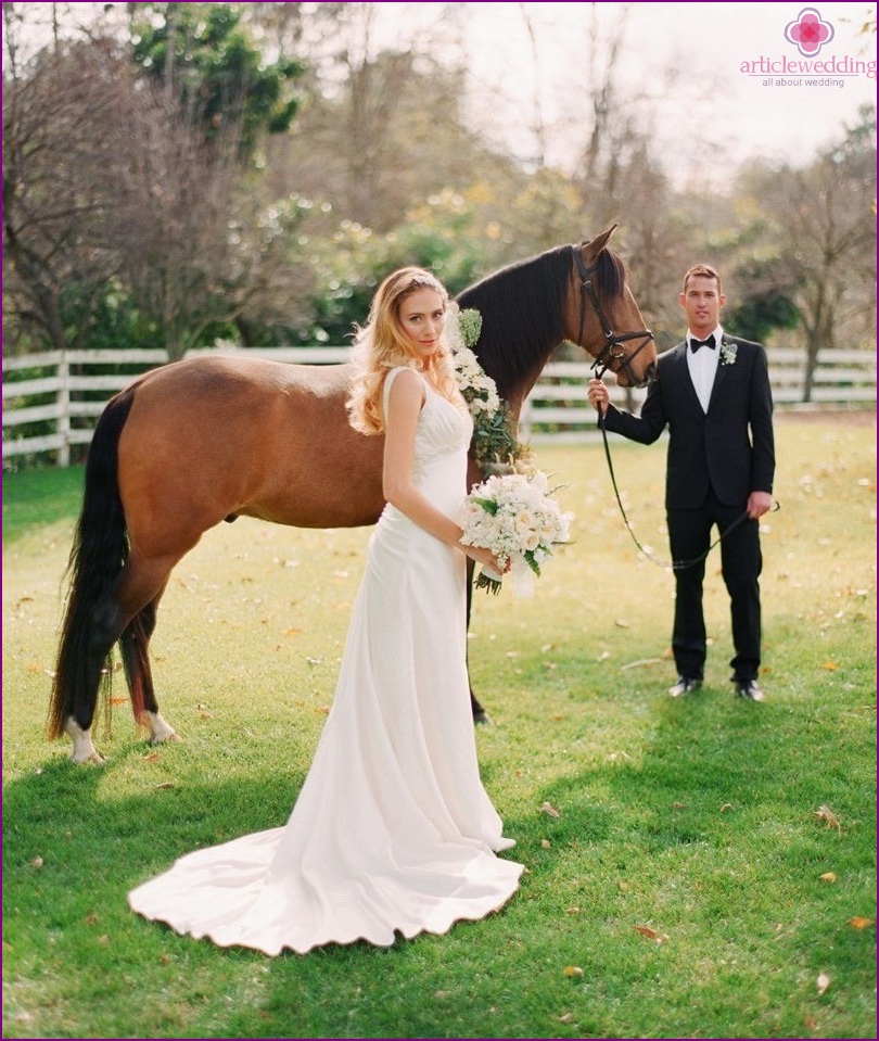 Jeunes mariés avec un cheval