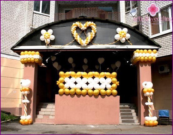 Decoration of the entrance to the wedding