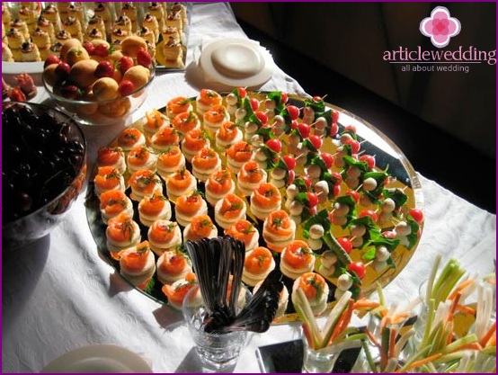 Plats lumineux pour un buffet de mariage