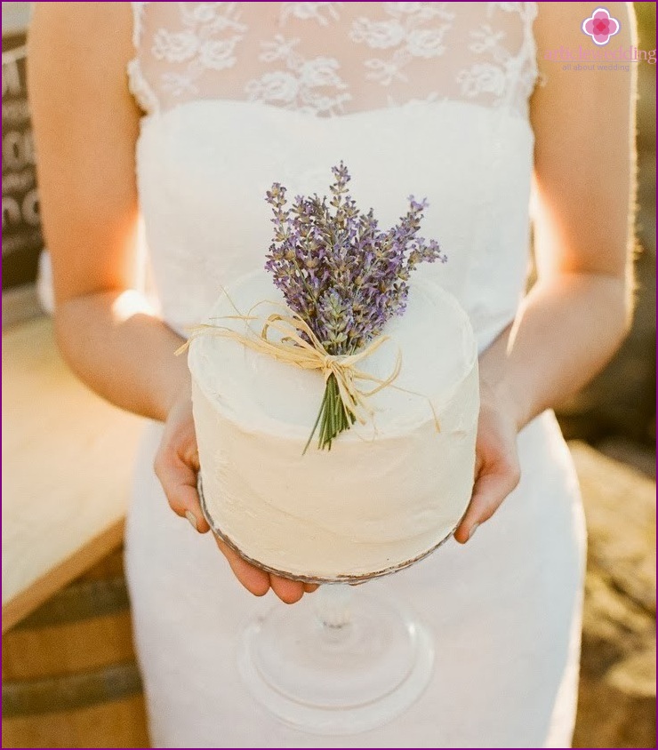 Provence stílusú esküvői torta