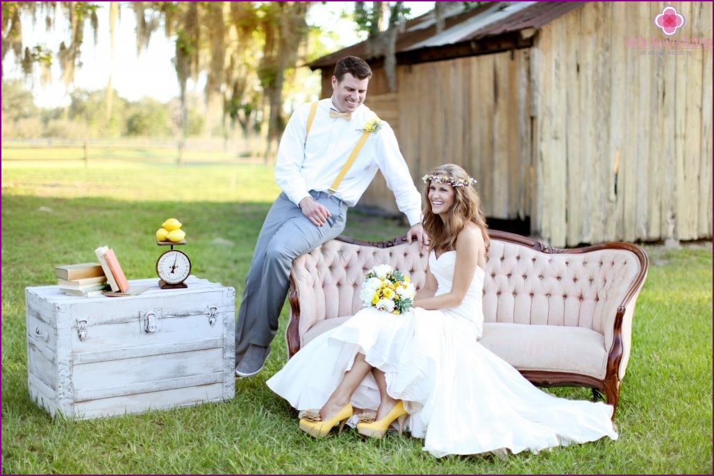 Newlyweds in a lemon style.