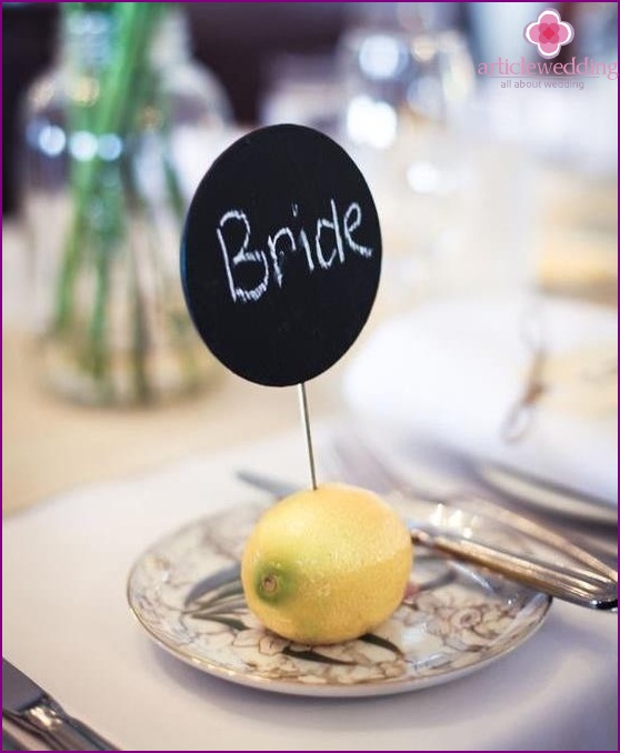 Cartes de banquet dans un style citron.