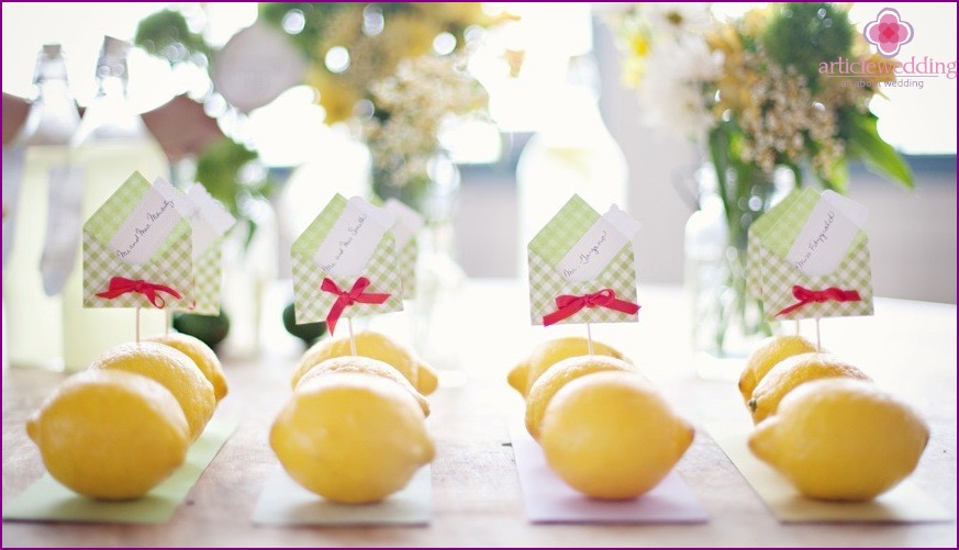 Cartes de banquet dans un style citron.