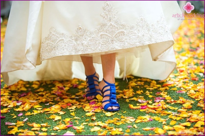 Ljusa skor för bruden