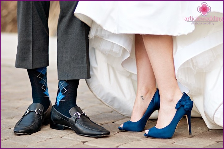 A menyasszony világos cipője