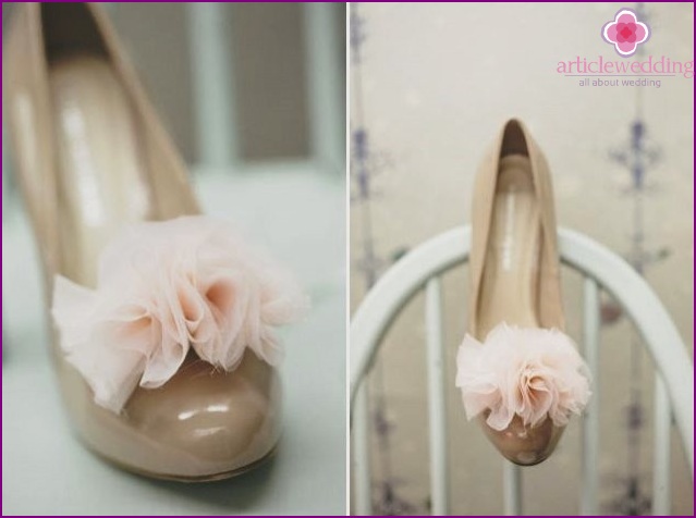 Graceful bride shoes with chiffon flowers