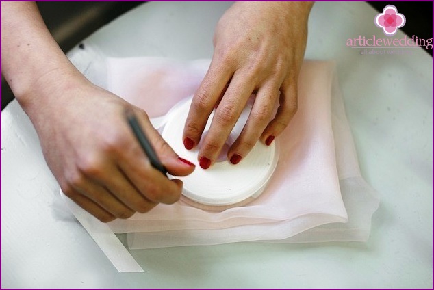 Draw a circle on the chiffon layers