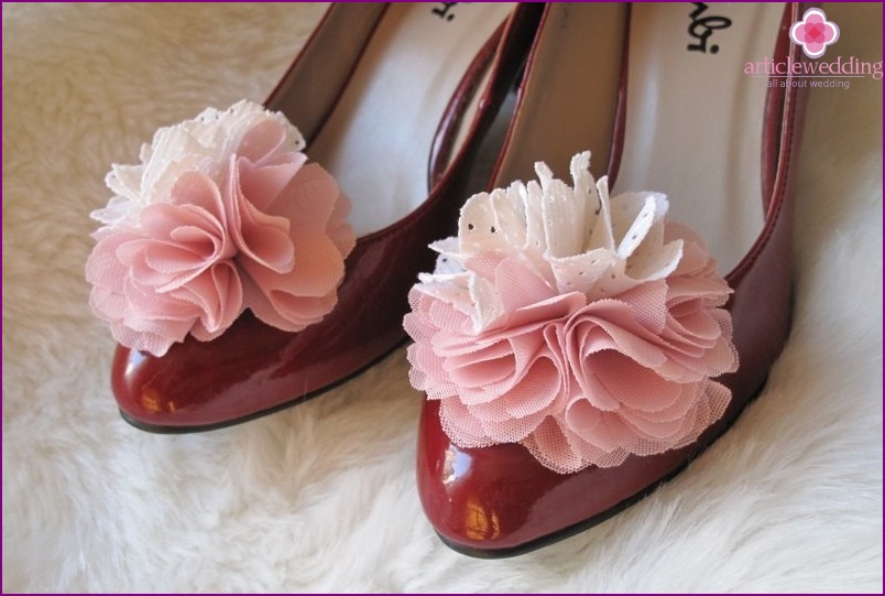 Chiffon bloemen in het decor van schoenen