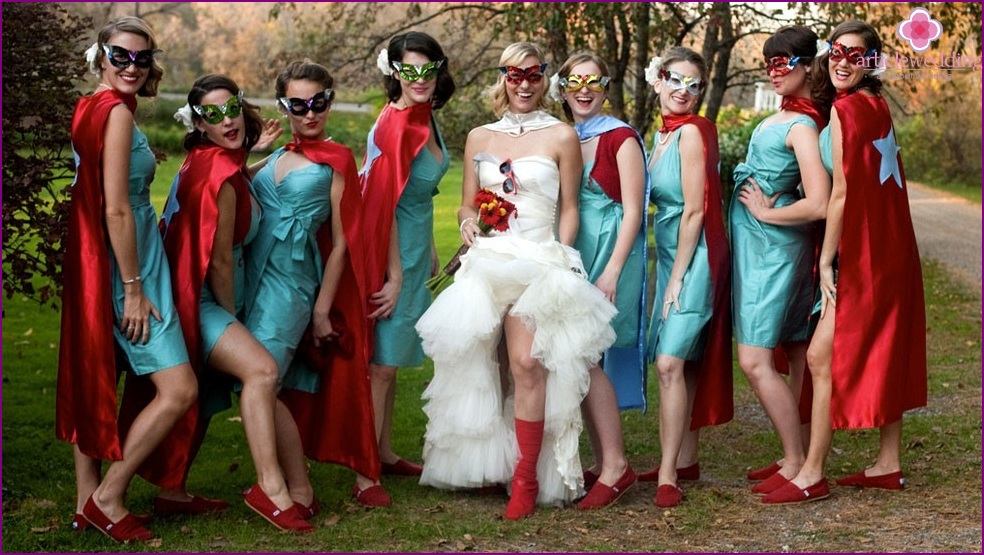 Sposa e le sue amiche in stile supereroe